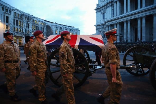 Está prevista la participación de más de 700 militares, muchos de ellos representantes de los regimientos que combatieron en la guerra de las Malvinas contra Argentina en 1982, el conflicto que salvó su carrera política y forjó su reputación de "Dama de Hierro".