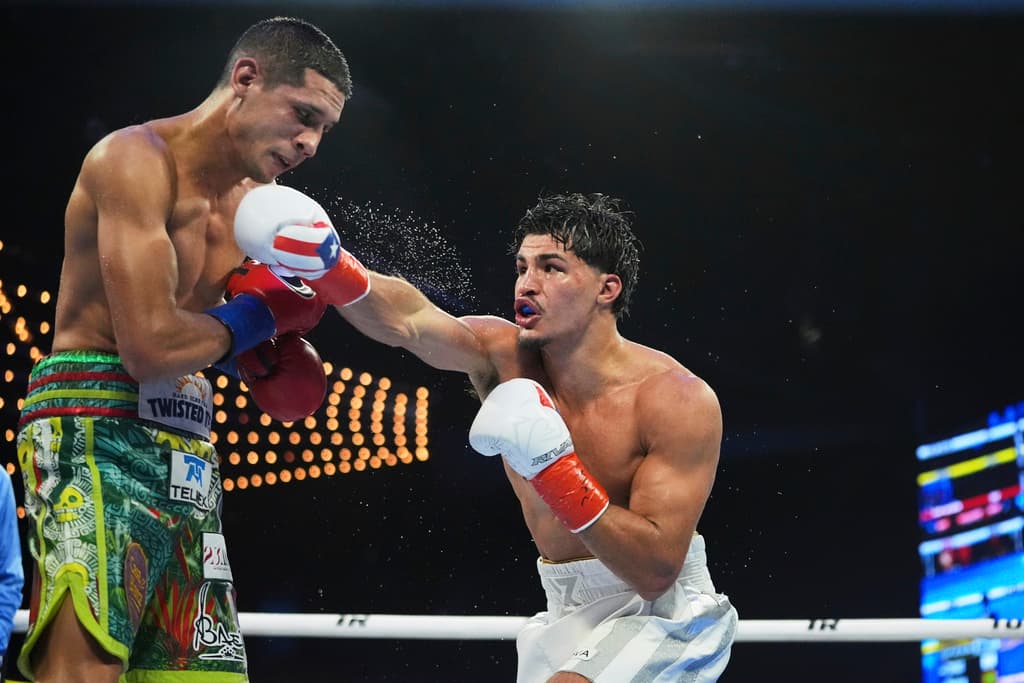 "Es un honor estar aquí y representar a Puerto Rico... Nunca renuncien a sus sueños", declaró Zayas al finalizar la pelea, que lo convirtió en el campeón de boxeo más joven actualmente.