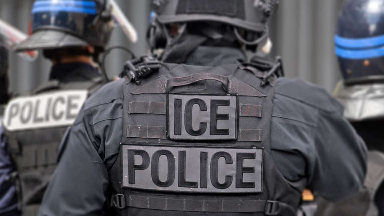 ICE tiene una política sobre cámaras corporales, pero en algunos operativos no se utilizan usan: ¿Por qué?