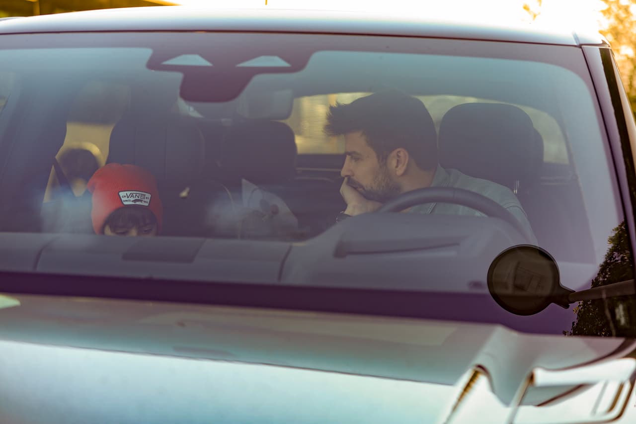 Mientras esperaban a Sasha, Milan le mostraba a su padre algunas cosas.