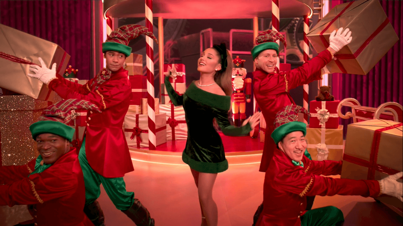 Ariana Grande le da un toque de frescura y le da todo el lugar a ‘la reina de la Navidad’.