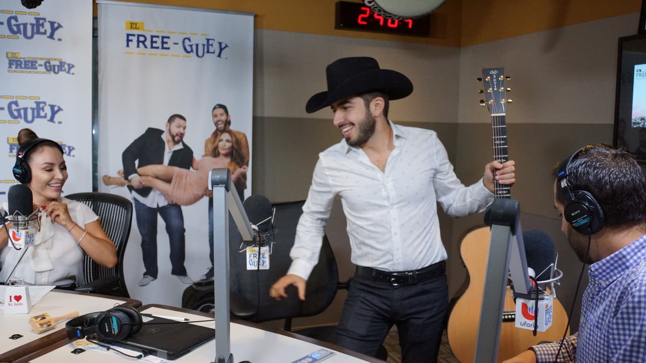 Joss Favela llegó con guitarra en mano a la cabina del Free-guey show y nos deleitó con su música.