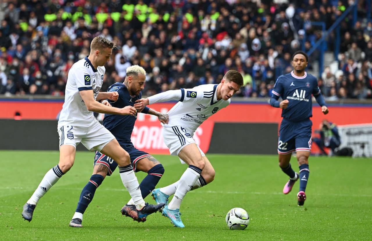 El PSG goleó al Bordeaux con los goles de Mbappé, Neymar y Leandro Paredes, pero ni esa victoria evitó los abucheos de sus seguidores, quienes castigaron especialmente al Ney y Lio.