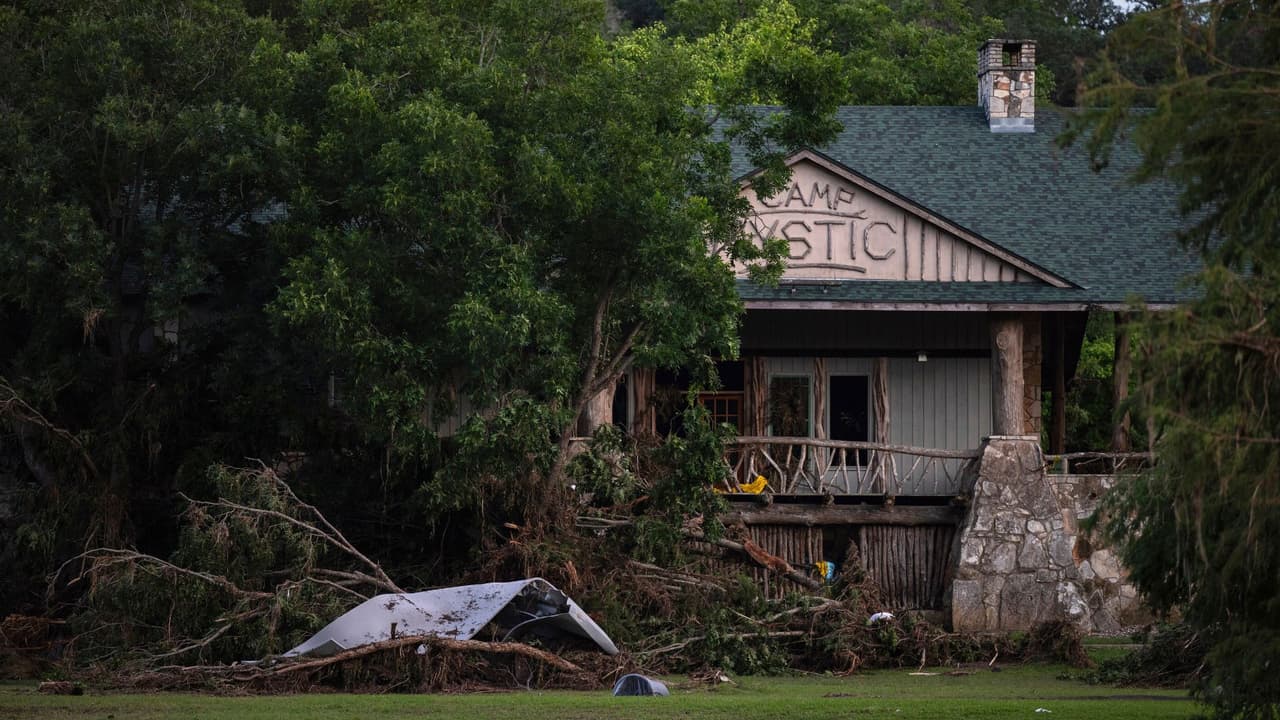 <h3 class="cms-H3-H3">Respuesta urgente a las inundaciones</h3>
<br>
<br>Tras 
<b><a href="https://www.univision.com/local/san-antonio-kwex/tragedia-camp-mystic-verano-ninas-cristianas-costo-texas" target="_blank">las fuertes lluvias del 4 de julio que dejaron más de 130 muertos</a>,</b> el gobernador incluyó propuestas para:
<br>Instalar sistemas de alerta temprana.
<br>Mejorar la comunicación de emergencias.
<br>Agilizar fondos de ayuda para damnificados.
<br>
<br>
<b>🔎 Impacto en la comunidad:</b> Muchas familias viven en zonas vulnerables. Las alertas y los apoyos rápidos pueden hacer la diferencia.
