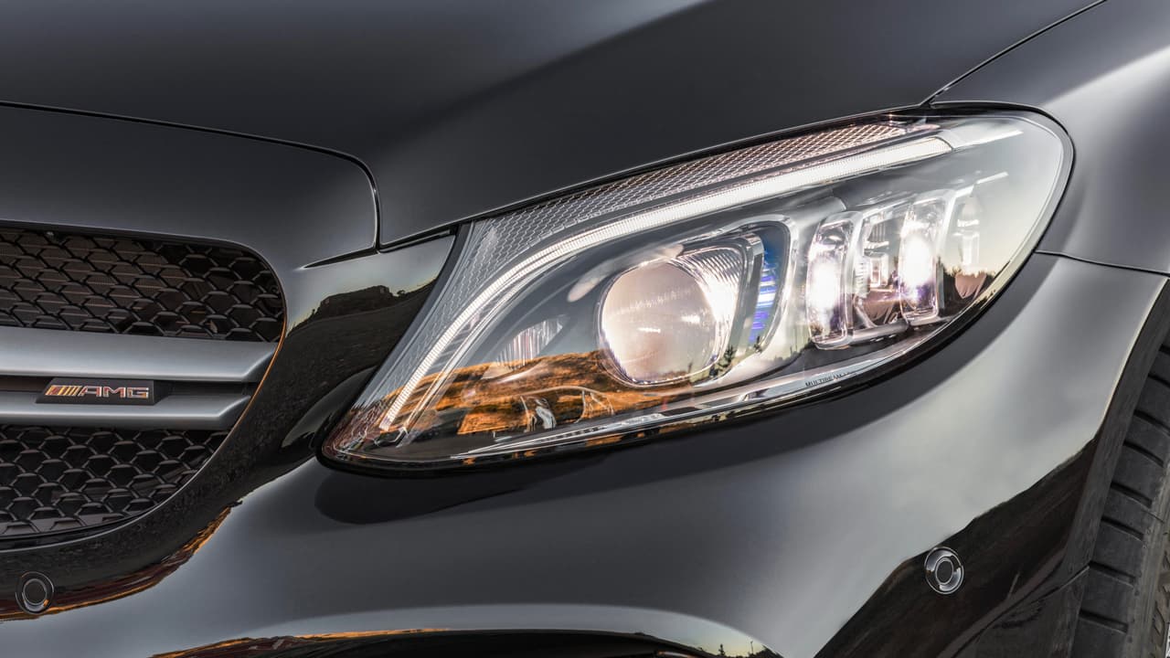 Los faros delanteros de los modelos de la línea Clase-C 2019 de Mercedes-Benz adoptan una versión más afortunada de la ceja de LED para manejo diurno. Mercedes-Benz termina así con la intruducción de un elemento luminico que permitira al público diferenciar a cada una de sus sedanes cuando son vistos por el espejo retrovisor; El Clase-C contará con una ceja única, el Clase-E con una ceja doble y el Clase-S con una ceja triple.