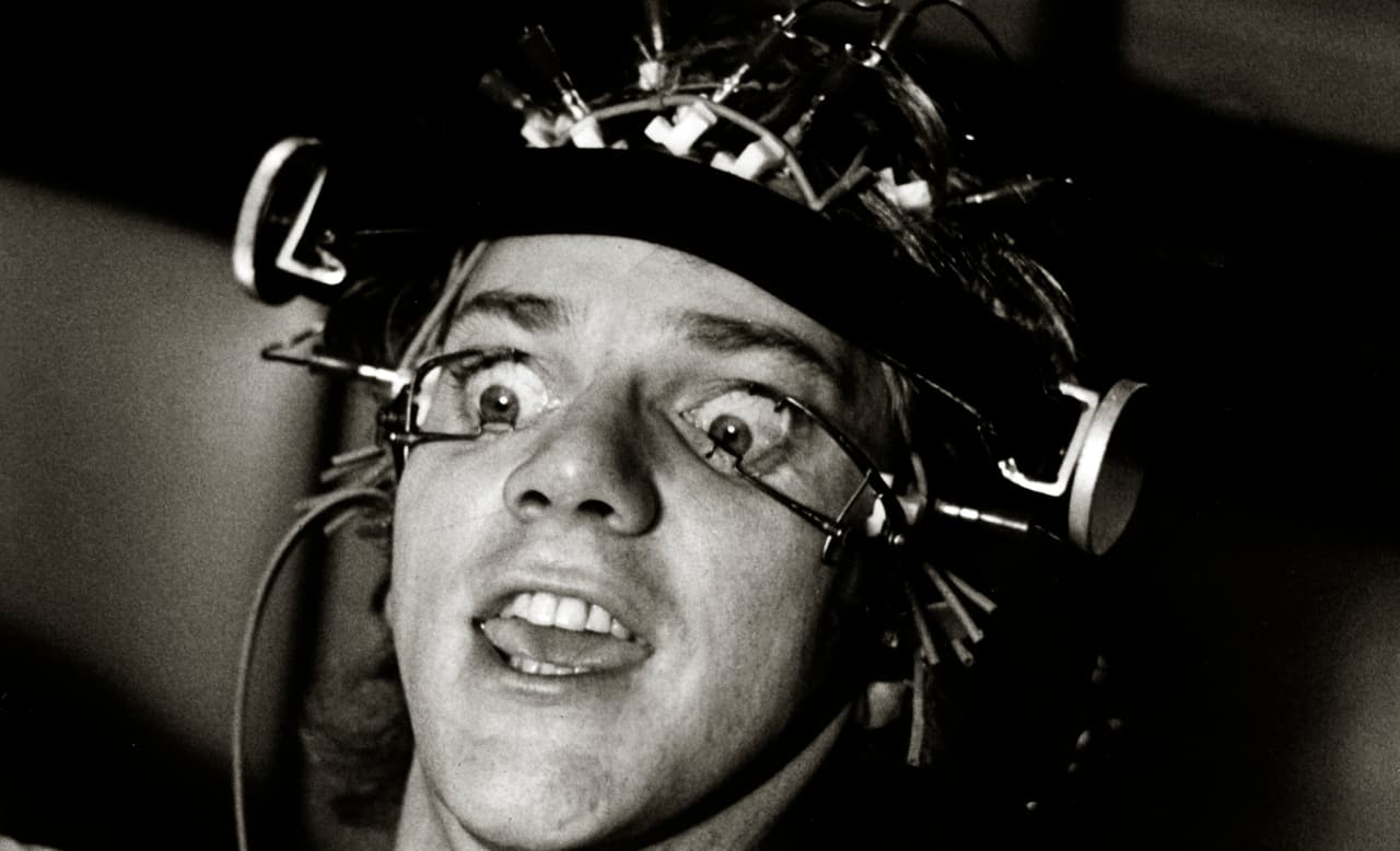 Claro que no todos los casos son de muertes, también ha habido serias lesiones como Malcolm McDowell que después de hacer de ‘Alex’ en ‘La naranja Mecánica’ se dañó las córneas y quedó temporalmente ciego.