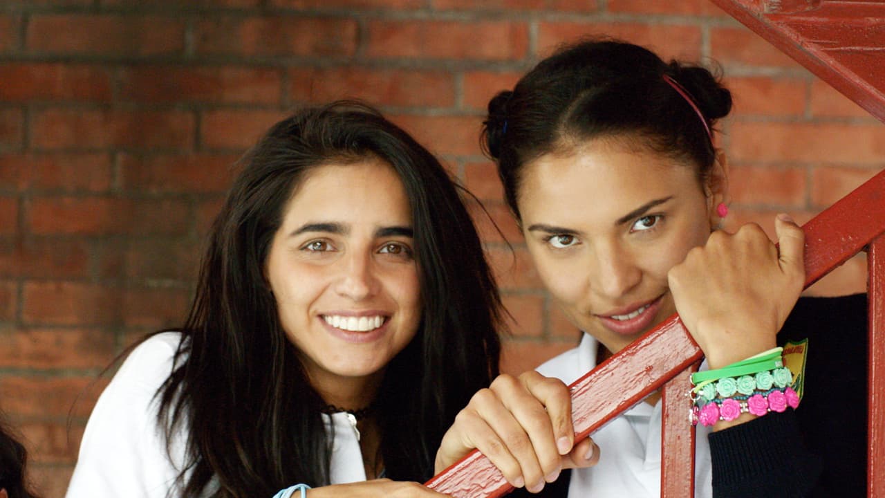 Al ver a Antonio en las instalaciones del colegio, Rosario le apostó a sus amigas que le robaría un beso a cambio de unas pulseras.