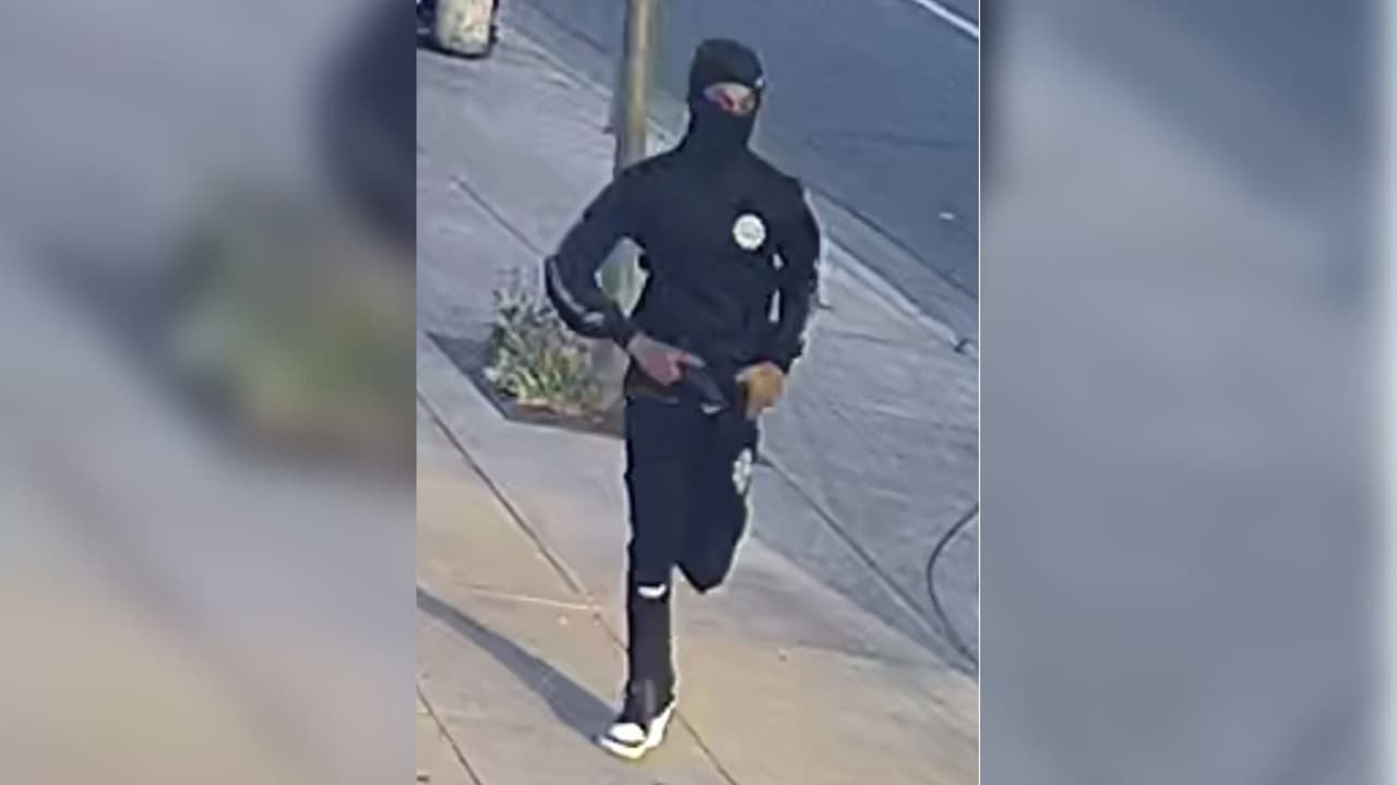 La investigación ha revelado que tres hombres armados intentaron robar a Amaya-Ramos y otros tres, señaló la policía. 
<br>