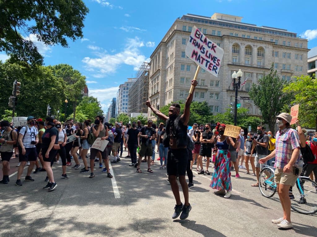 Manifestantes cerca de la Casa Blanca durante una protesta pacífica contra la brutalidad policial y el racismo, el 13 de junio de 2020 en Washington DC. Muchos están pidiendo que se reforme la Policía.
<br>