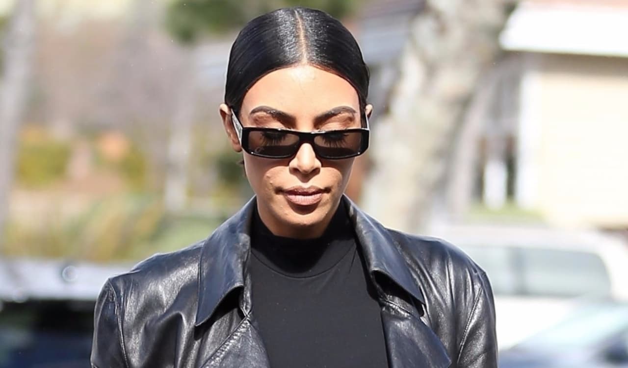 Kim Kardashian no se quedó callada y respondió por medio de su Twitter a las críticas que recibió por algunos detalles en su rostro.
<br>