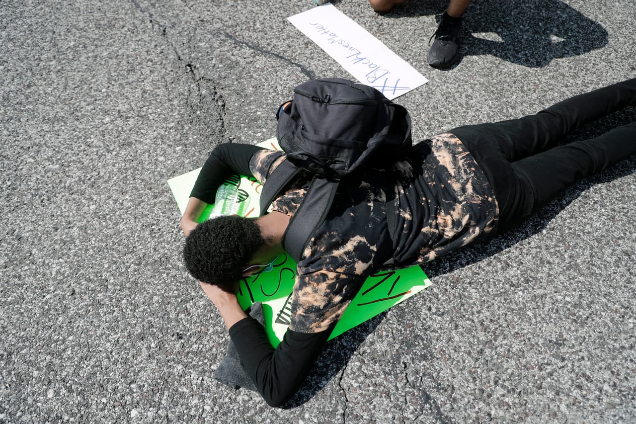 En St. Charles, Missouri, un manifestante se tiende sobre el pavimento en protesta por la muerte del afroestadounidens George Floyd y de
<b><a href="https://www.univision.com/noticias/estados-unidos/las-protestas-por-la-muerte-de-george-floyd-y-otros-dos-afroestadounidenses-se-multiplican-en-varias-ciudades">Breonna Taylor, quien murió en una acción policial en su propia casa en Kentucky</a></b>
<a href="https://www.univision.com/noticias/estados-unidos/las-protestas-por-la-muerte-de-george-floyd-y-otros-dos-afroestadounidenses-se-multiplican-en-varias-ciudades">. </a>