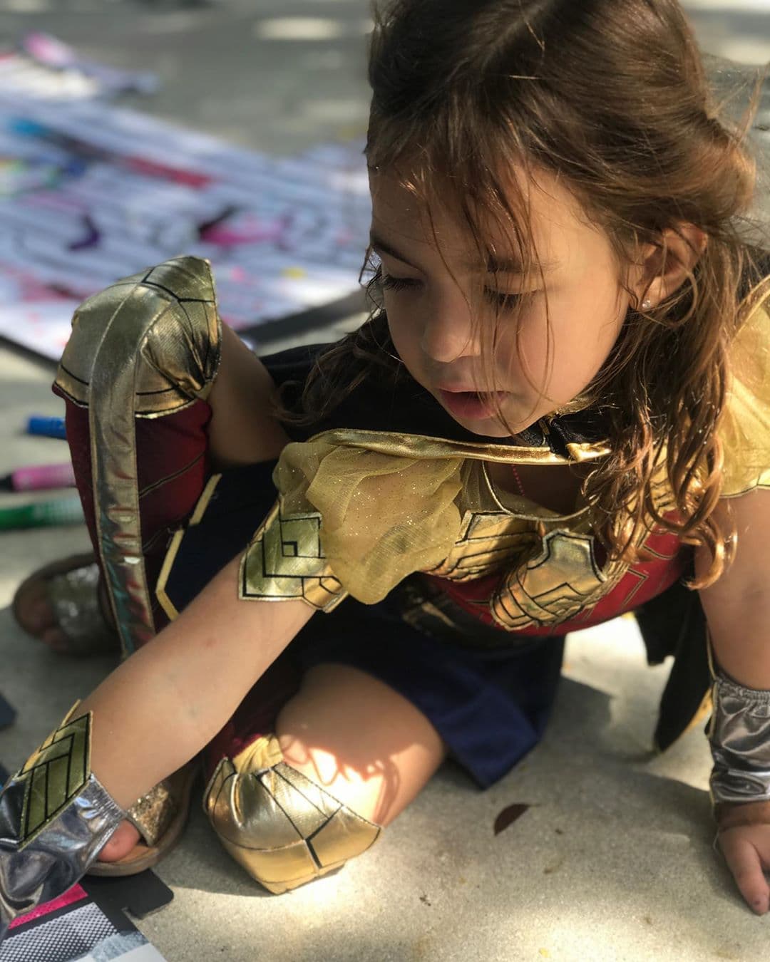 Disfrazarse es uno de sus juegos favoritos, aquí la vemos como toda una superheroína.