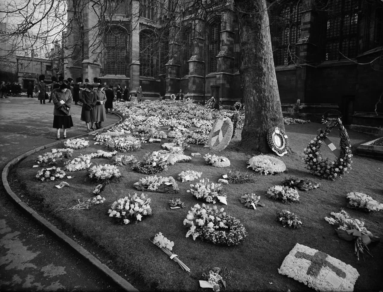 Coronas de flores, ramos de flores y mensajes de condolencias cubrieron el césped del castillo de Windsor, tras la muerte del rey Jorge VI.