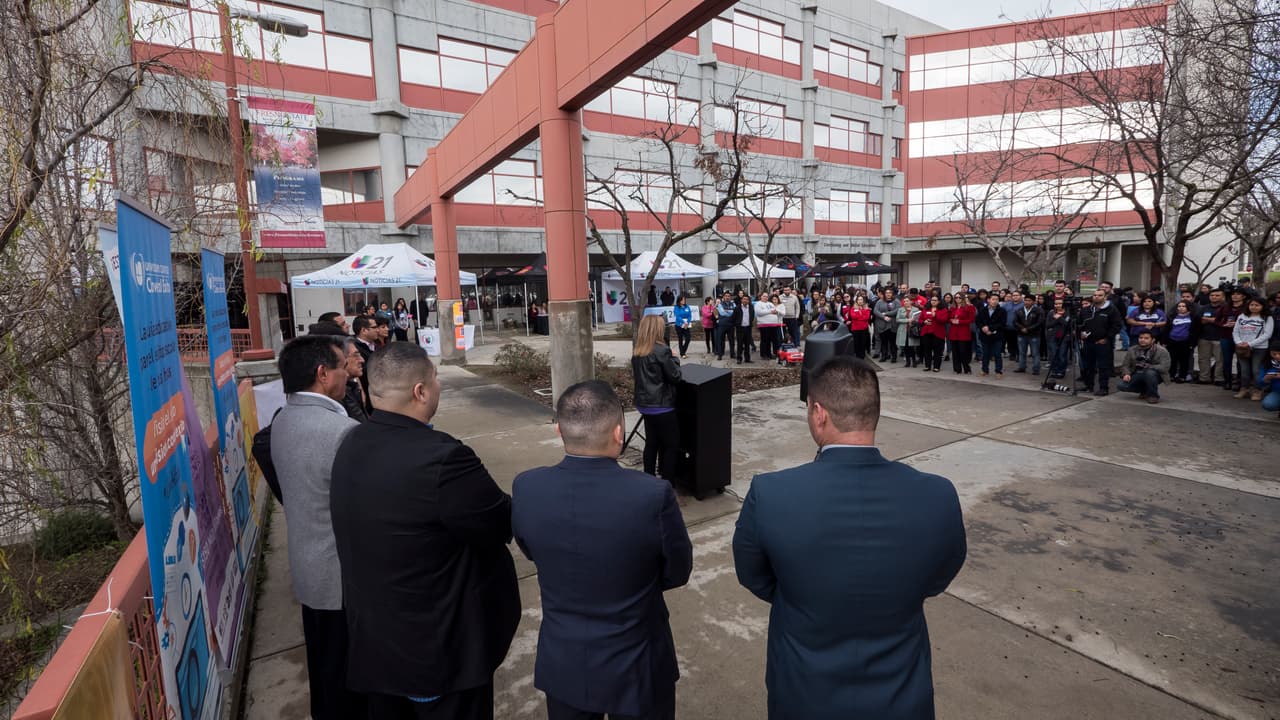 Ocho colegios y universidades ayudaron a estudiantes y sus familias llenar las solicitudes de FAFSA.