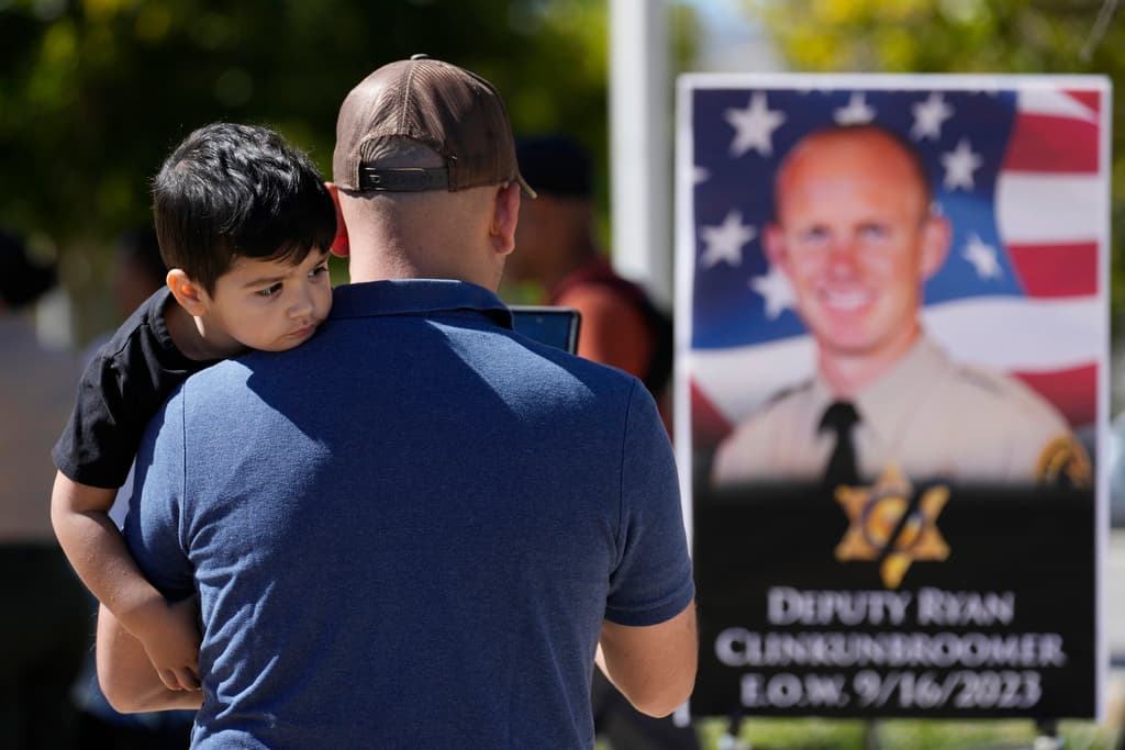 A las afueras de la estación, se levantó un altar, con fotos, veladoras, flores y otros detalles que celebran la vida que las autoridades aseguran apagó de un disparo Kevin Salazar, de 29 años.