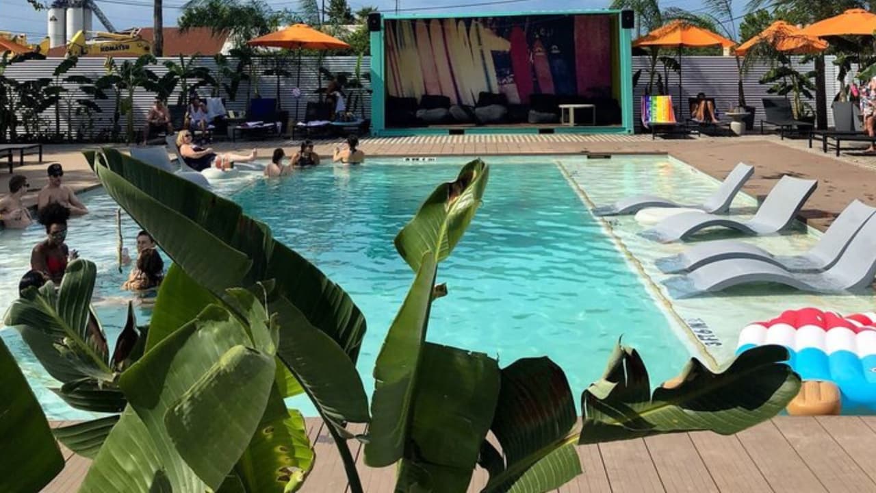 <b>En segundo lugar,</b> según las reseñas, se encuentra 
<b>El Segundo Swim Club</b>, ubicado en 5180 Avenue L, 77011. Está disponible solo los sábados y domingos. La entrada puede costar 
<b>$30 por persona. </b>(Es para mayores de 21 años).