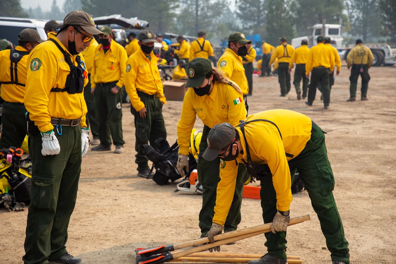 Cien bomberos mexicanos apoyan en los distintos incendios que arrasan California