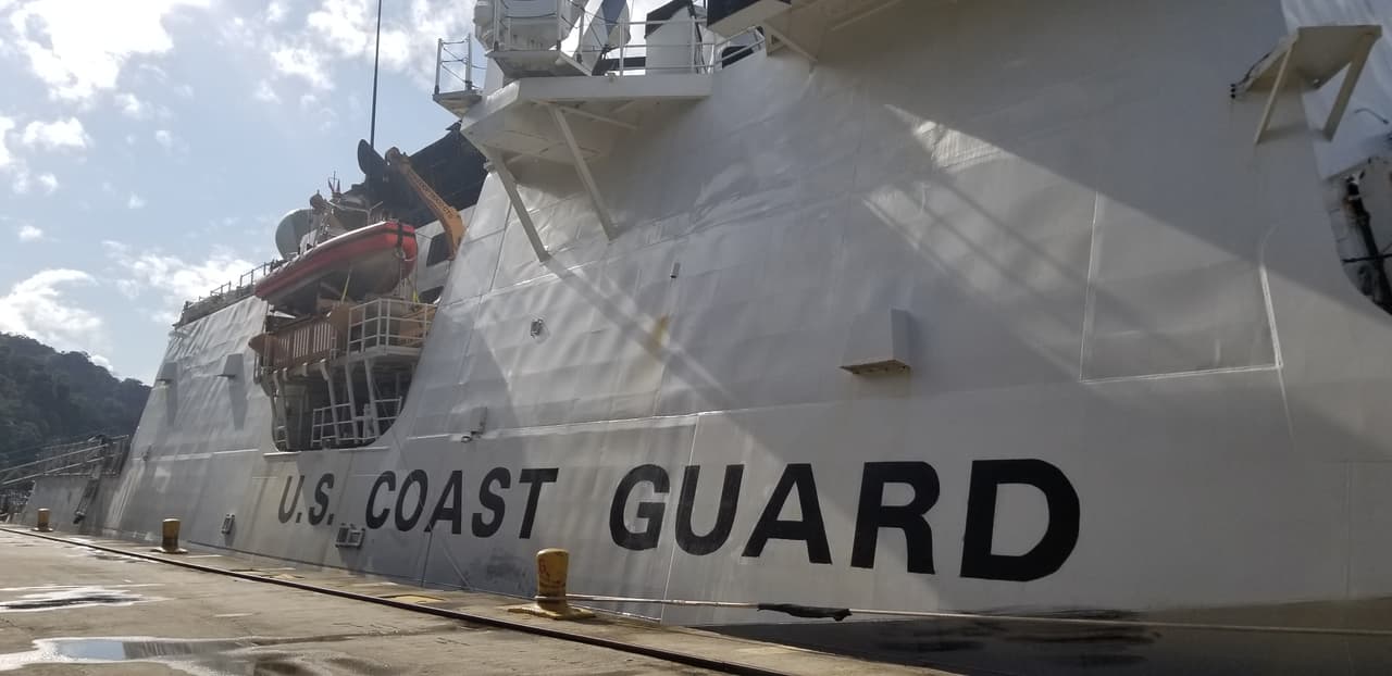 La Guardia Costera decomisa cada año cientos de toneladas de cocaína en altamar, en viajes de inspección en aguas internacionales con este tipo de buques.