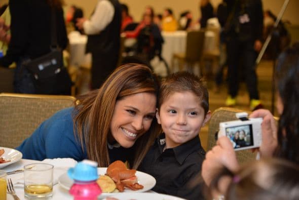 ¡Pero qué bellos! Karla Martínez sí que estaba contenta de haber podido convivir con estos niños llenos de esperanza.