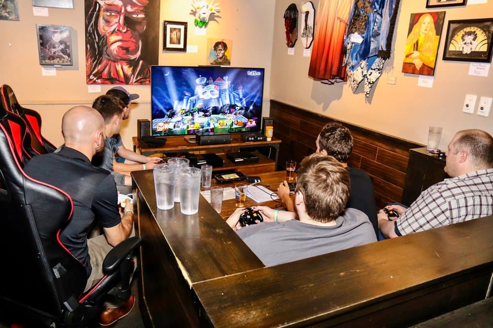 <b>Battle & Brew</b>
<br>Dirección: 5920 Roswell Rd Ste A-120 Sandy Springs, GA 30328
<br>Teléfono: (678) 560-1500
<br>Sitio web:
<a href="http://www.battleandbrew.com">http://www.battleandbrew.com</a>
<br>
<b><a href="https://www.yelp.com/map/battle-and-brew-sandy-springs">Cómo llegar</a></b>
<br>
<br>Se promocionan así: “Somos el principal restaurante geek y de juegos de Atlanta. Tenemos juegos de PC de primera línea, las últimas consolas y juegos de mesa en abundancia. Somos especialistas en cerveza artesana y artesanal cócteles elaborados con los mejores licores”.