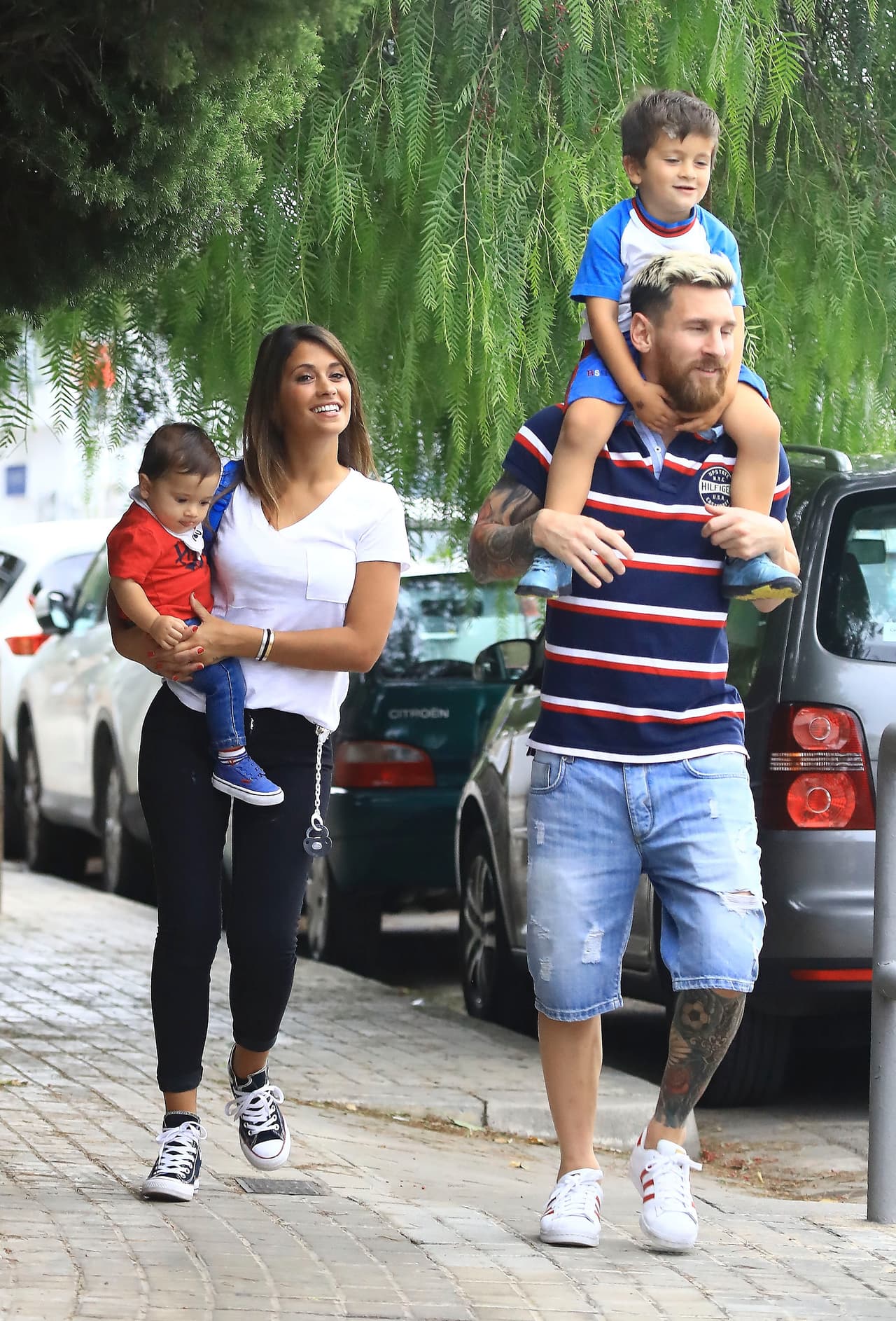 Su esposa luce muy guapa y recuperada tras su segundo embarazo.