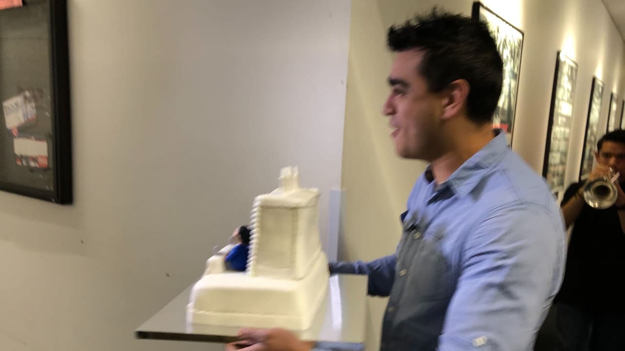 El conjunto sigue a Mauricio con el pastel hecho para los dos presentadores, Diana y Alex.