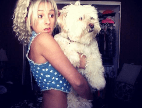 “Siempre adopta. No hay un amor más profundo que el amor de un perro”- Mandy Rain (Modelo de Victoria Secret).