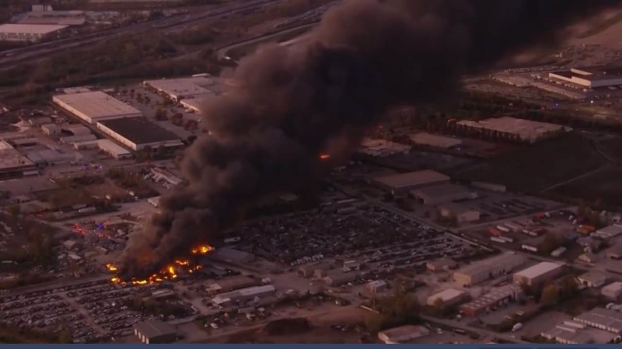 Gobernador de Kentucky no descarta que avión de UPS que explotó llevara “carga peligrosa”