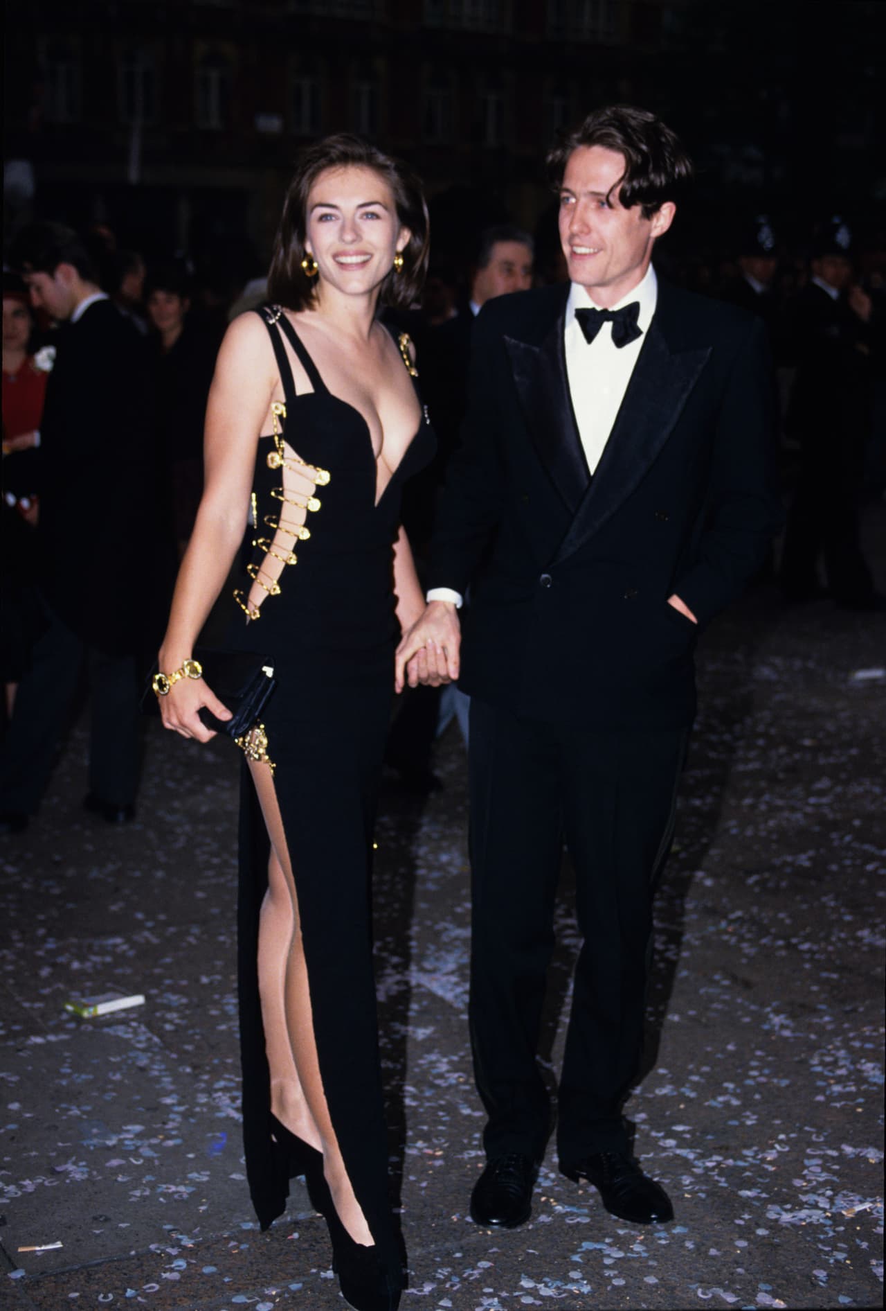 <b>‘That dress’</b> fue otro diseño de Versace que los usuarios de Twitter recordaron, pues en 1994 se robó los reflectores durante la premiere de ‘Cuatro bodas y un funeral’. Lo portó Elizabeth Hurley para acompañar a su ex pareja y protagonista de la cinta, Hugh Grant.