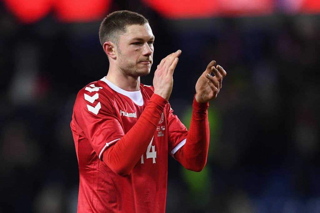 Uno de los defensas elegidos es Henrik Dalsgaard, quien juega para el Brentford del Championship inglés. El zaguero de 28 recibe la oportunidad tras sumar 10 convocatorias danesas.