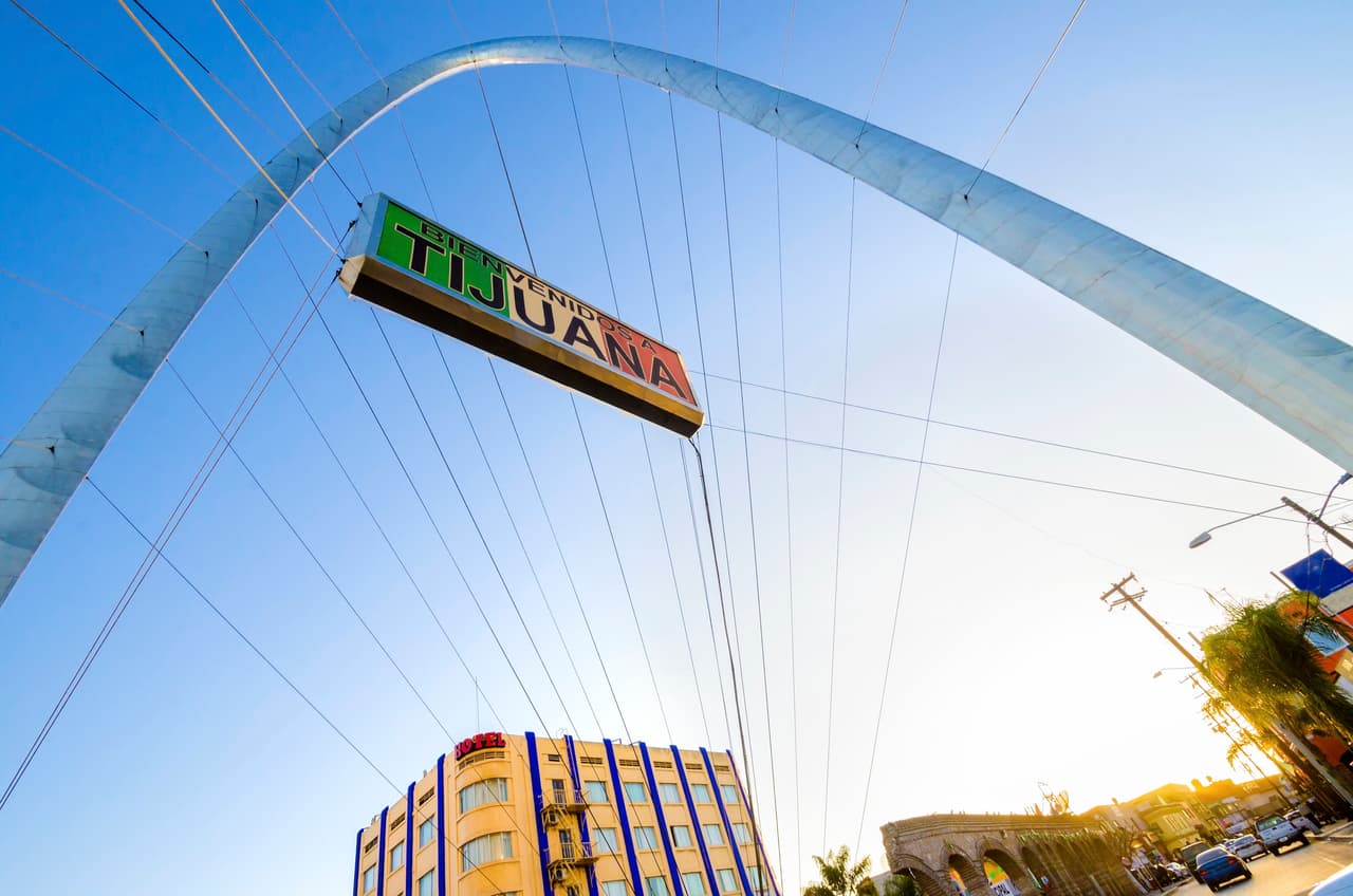 <h2 class="cms-H2-H2">Baja California (nivel 3)</h2>
<br>
<br>Baja California es uno de los tres estados fronterizos que se encuentran 
<a href="https://www.univision.com/noticias/narcotrafico/estadounidenses-asesinados-mexico-crimenes-frontera-carteles">en los niveles máximos de alerta</a> para el Departamento de Estado: se sitúa en el nivel 3. 
<br>
<br>Las autoridades de Estados Unidos piden reconsiderar el viaje debido al riesgo de secuestro y crímenes, con especial énfasis en las partes no turísticas de Tijuana y Mexicali, la capital, que ha sido escenario de enfrentamientos entre carteles de la droga. 
<br>