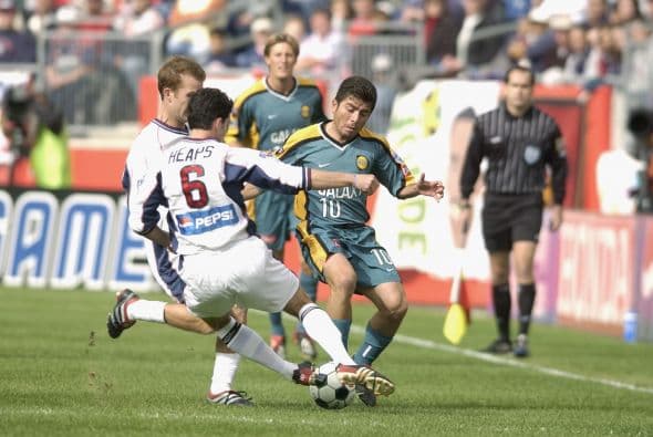 2002: El guatemalteco Carlos Ruiz marca el único gol en tiempos extras para darle la Copa MLS al Galaxy ante los Revs. El entonces jugador Jay Heaps juega el partido completo.