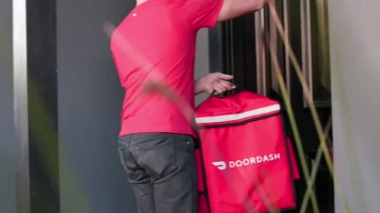Alivio para repartidores: Plataforma de entrega a domicilio DoorDash lanza ayuda ante precios de la gasolina