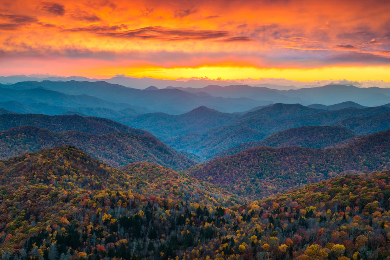 <a href="http://www.ncblueridge.com/" target="_blank"> Blue Ridge Mountains, North Carolina:</a> aunque tome algunas horas de viaje para llegar a este lugar, el esfuerzo será enormemente compensado con el paisaje maravilloso que ofrece.