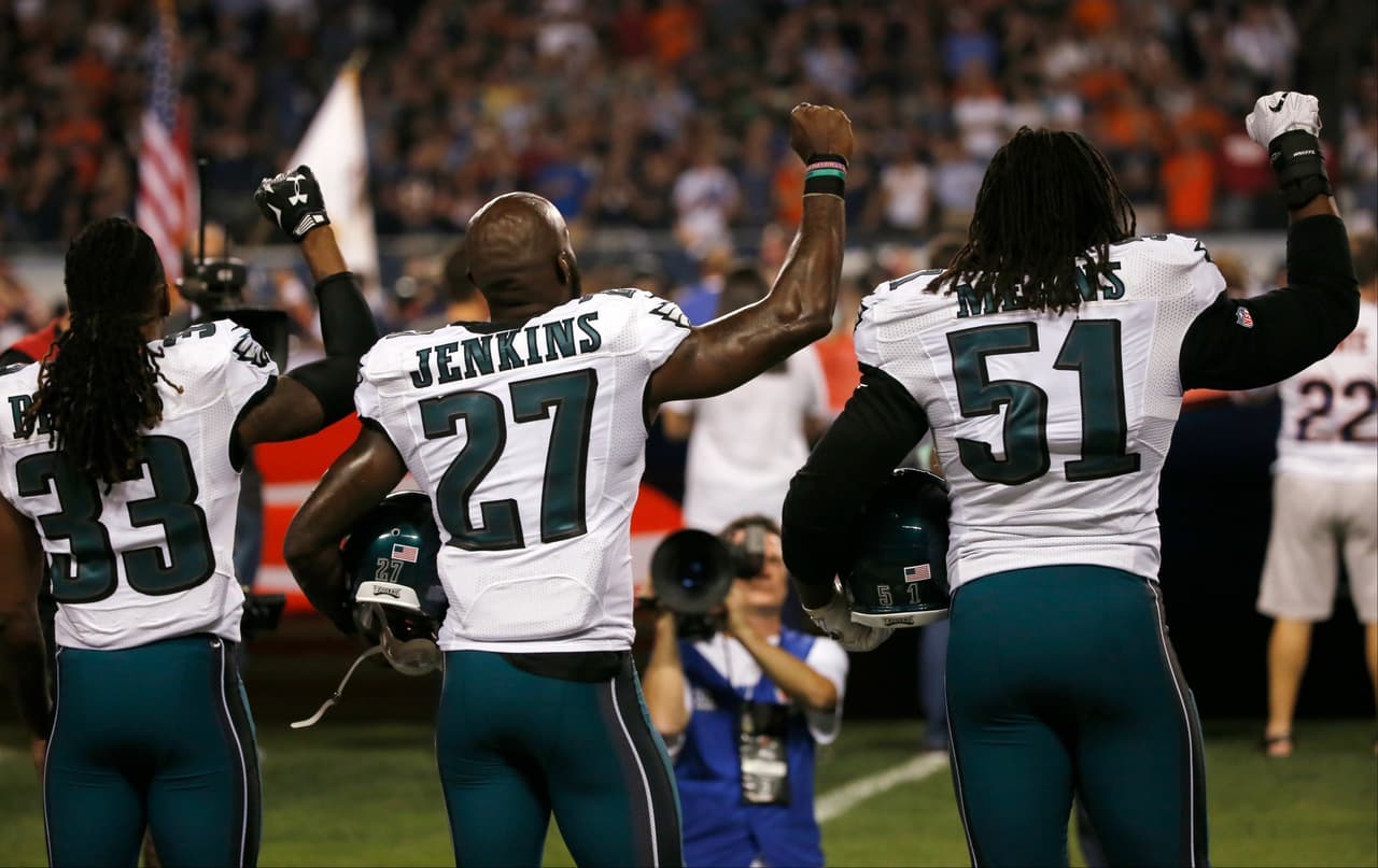 El ala defensiva Steven Means #51, el safety Malcolm Jenkins #27 y el back defensivo Ron Brooks #33, fueron los que hicieron la protesta.