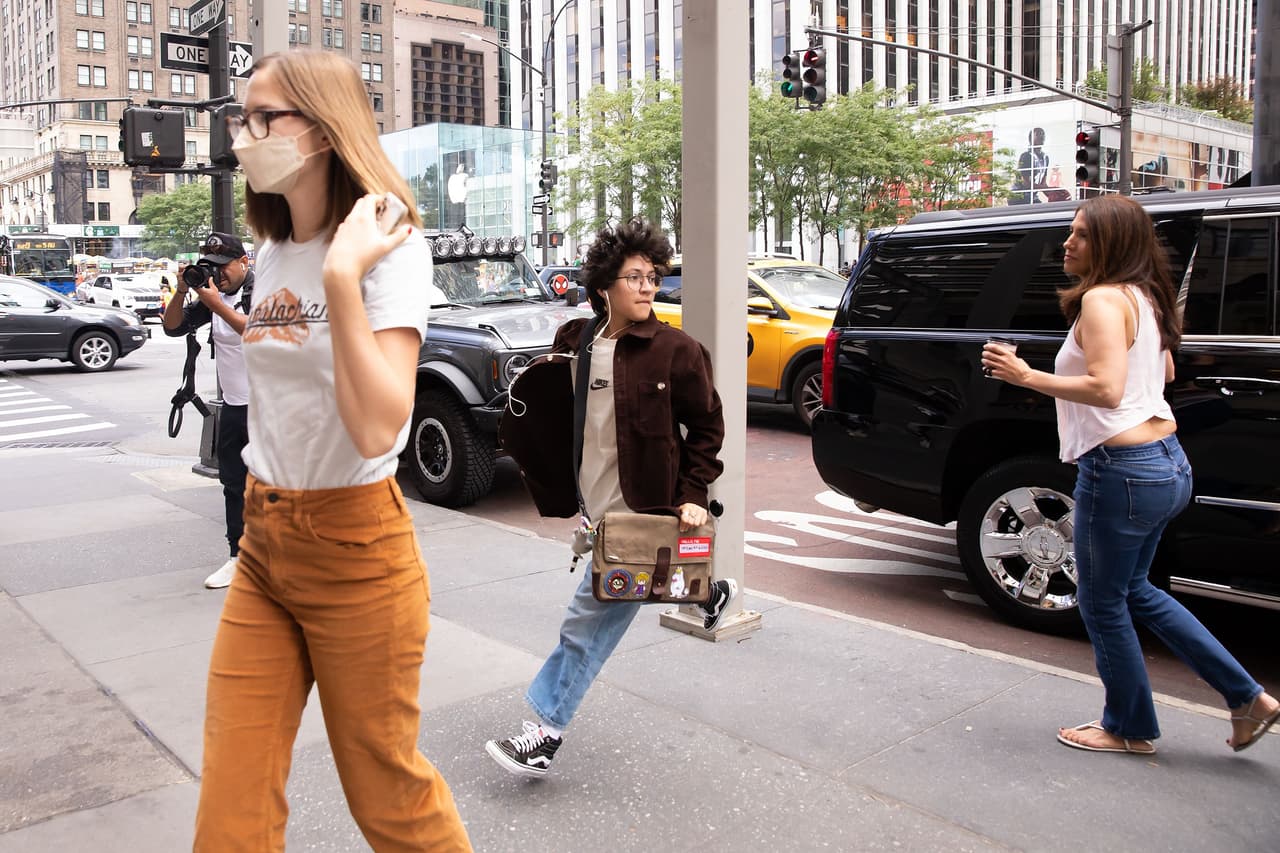 Generalmente 
<b><a href="https://www.univision.com/famosos/icons/jlo-y-ben-affleck-fueron-opacados-la-relacion-de-sus-hijos-emme-muniz-y-seraphina-enloquece-al-mundo-video" target="_blank">se le ve más unida a Seraphina</a></b>
<a href="https://www.univision.com/famosos/icons/jlo-y-ben-affleck-fueron-opacados-la-relacion-de-sus-hijos-emme-muniz-y-seraphina-enloquece-al-mundo-video" target="_blank">,</a> la hija menor de su ahora padrastro, Ben Affleck. 
<br>