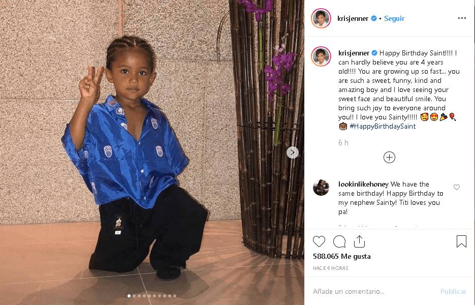 "¡Feliz cumpleaños, Saint! ¡Casi no puedo creer que tengas 4 años! Estás creciendo tan rápido... 
<b>eres un niño tan dulce, divertido, amable y sorprendente</b>, y me encanta ver tu dulce rostro y tu hermosa sonrisa. ¡Traes tanta alegría a todos los que te rodean! ¡Te amo, Sainty!", escribió Kris Jenner en la red.
