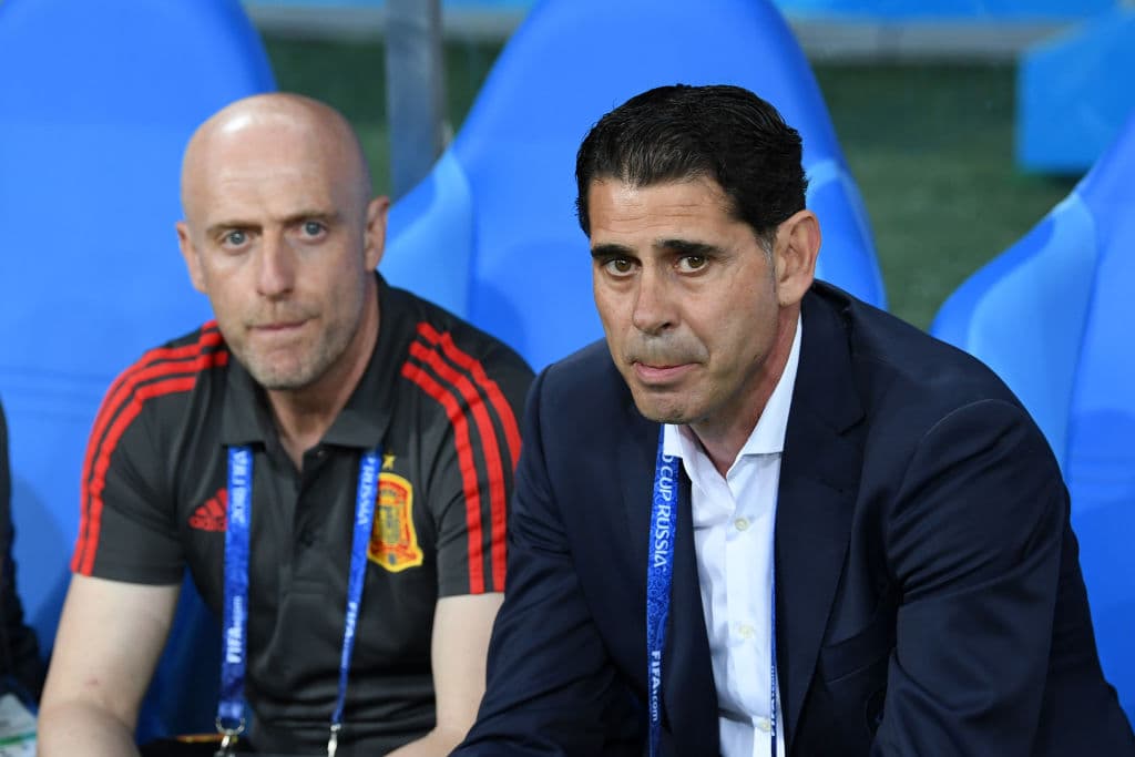 Fernando Hierro y su asistente Julián Calero en el banquillo español, aguardando el inicio del partido.