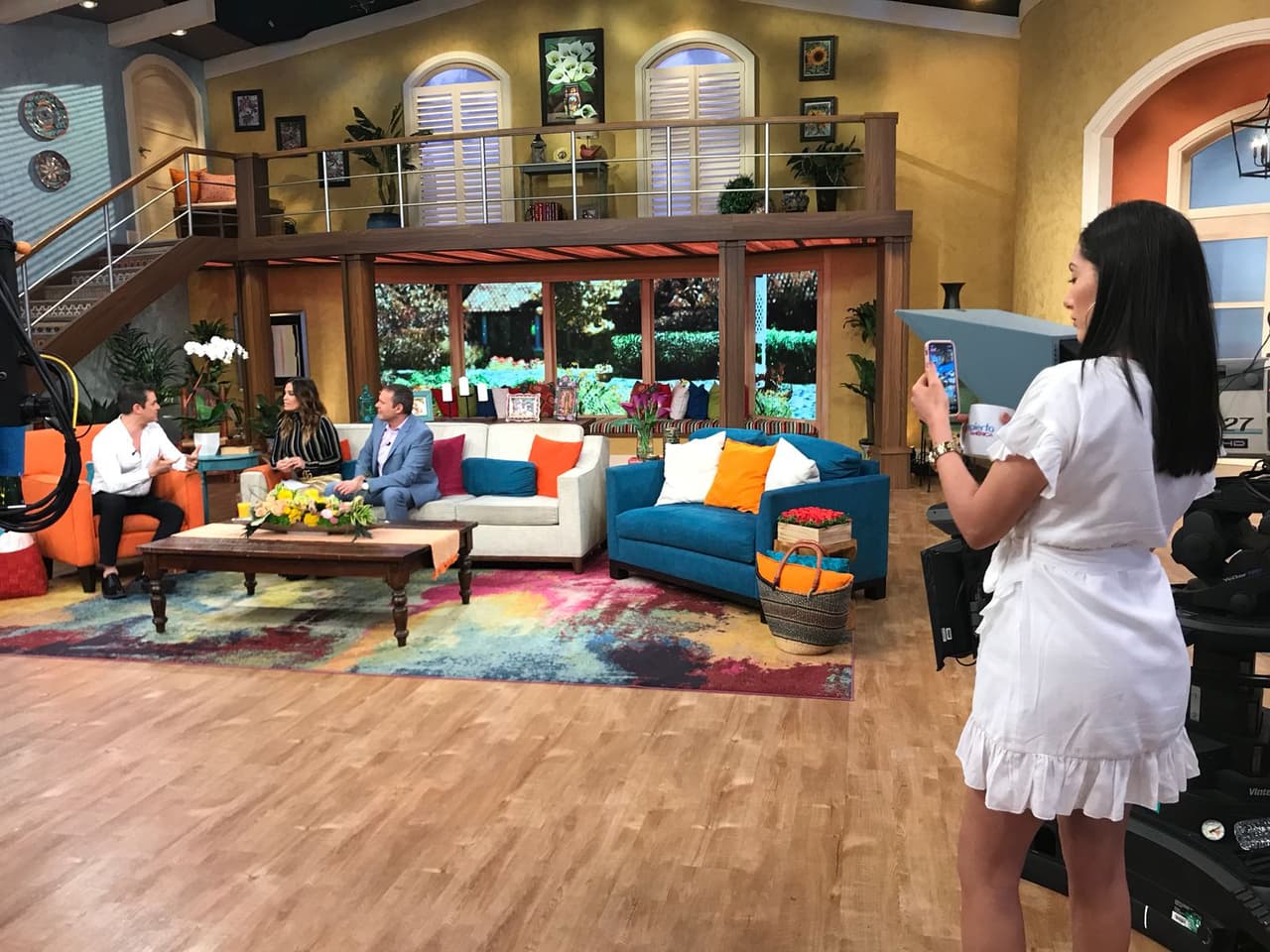 Su novia Cynthia Alesco no perdía detalle de lo que hablaba su galán, y lo grababa en su celular.