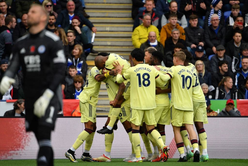 Arsenal soprendes al Leicester en su casa y les pegan 0-2, Burnley vence 3-1 al recien ascendido Brentford, Liverpool tropieza y empatan 2-2 en casa frente al Brighton, Manchester City también tropieza y caen 0-2 frente al Crystal Palace, Reece James comanda la victoria 0-3 del Chelsea sobre el Newcastle United y Watford cae por la mínima (0-1) frente al Southampton.