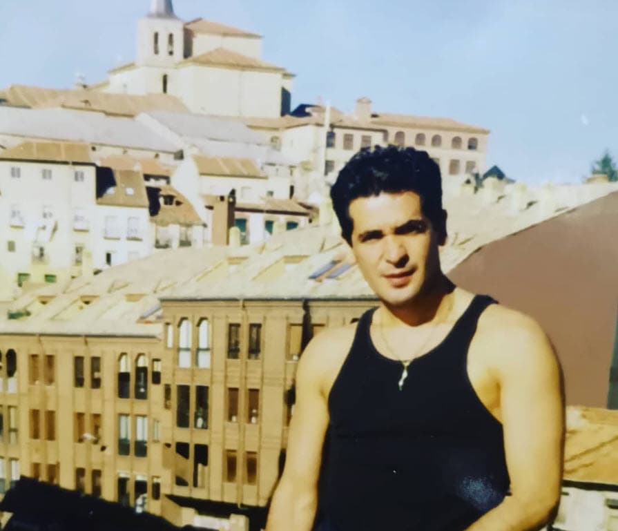 No quiso revelar el nombre de la mujer en cuestión. Se sabe que por aquellas épocas él mantuvo romances con
<b> <a href="https://www.univision.com/shows/el-gordo-y-la-flaca/paty-navidad-culpa-a-la-tecnologia-por-el-coronavirus-y-ahora-su-familia-piensa-en-buscarle-ayuda-video" target="_blank">Patricia Navidad</a></b> y 
<b><a href="https://www.univision.com/programas/novelas/el-hijo-de-alpha-acosta-la-protagonista-de-morelia-debuta-como-actor" target="_blank">Alpha Acosta</a></b>. 
<br>