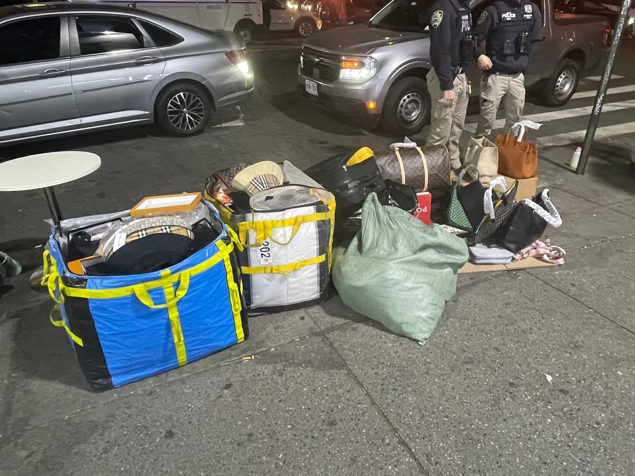 <b>El 30 de octubre el operativo</b> se trasladó al cruce de Broadway y la calle 35.
<br>
<b>Los operativos más recientes se llevaron a cabo en la calle West 49</b> y la Sexta Avenida.
<br>