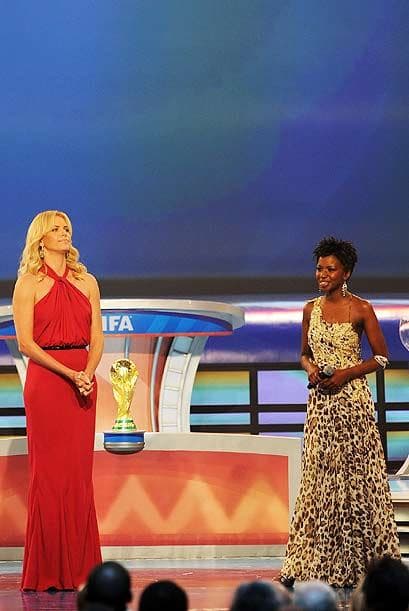 La bella actriz sudafricana, Charlize Theron, fue la anfitriona, junto a Simphiwe Dludlu, comentarista deportiva local.
