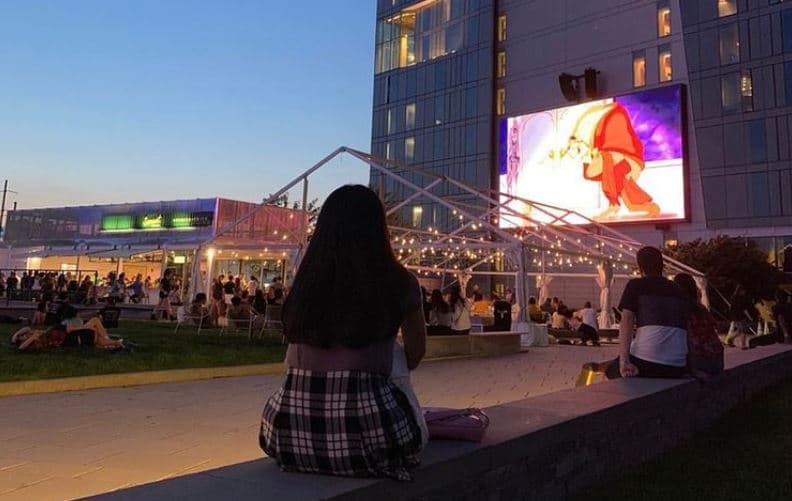 <b>Noche de películas en Sunset Social</b>. Sunset Social presenta películas de verano en el césped de Cira Green, el parque de 1.2 acres con vista a University City desde 12 pisos más arriba. Las películas son gratuitas y los invitados pueden llegar a partir de las 5 p.m. para disfrutar de juegos y comprar alimentos y bebidas.