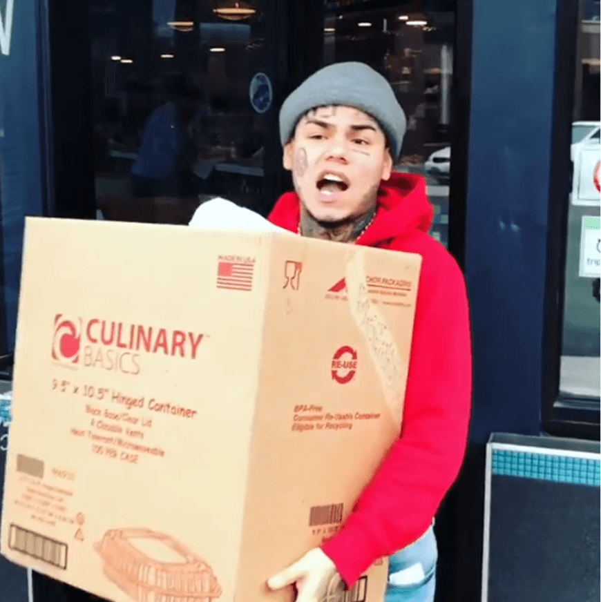 Tekashi aprovechó la pelea para aparecerse por las calles de 
<b>Chicago</b>, 
<b>hogar de Chief Keef</b>, repartiendo dinero y comida a la gente en las calles y hasta subiendo imágenes 
<a href="http://www.xxlmag.com/news/2018/06/6ix9ine-chief-keef-beef-timeline/ ">con la expareja de su contrincante</a>.