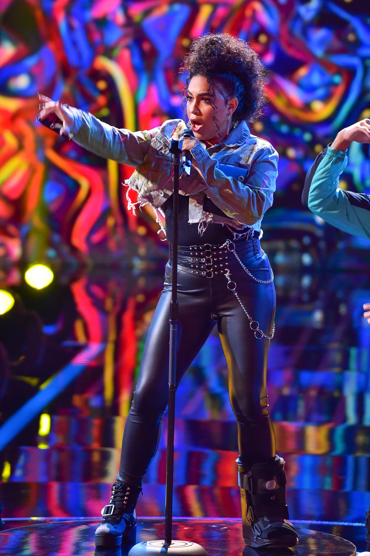 Para su regreso en la competencia,
<a href="https://www.univision.com/shows/reina-de-la-cancion/superstition-de-stevie-wonder-marca-el-regreso-de-jessica-nunez-a-la-competencia-video" target="_blank">Jessica cantó 'Superstition' de Stevie Wonder</a>.