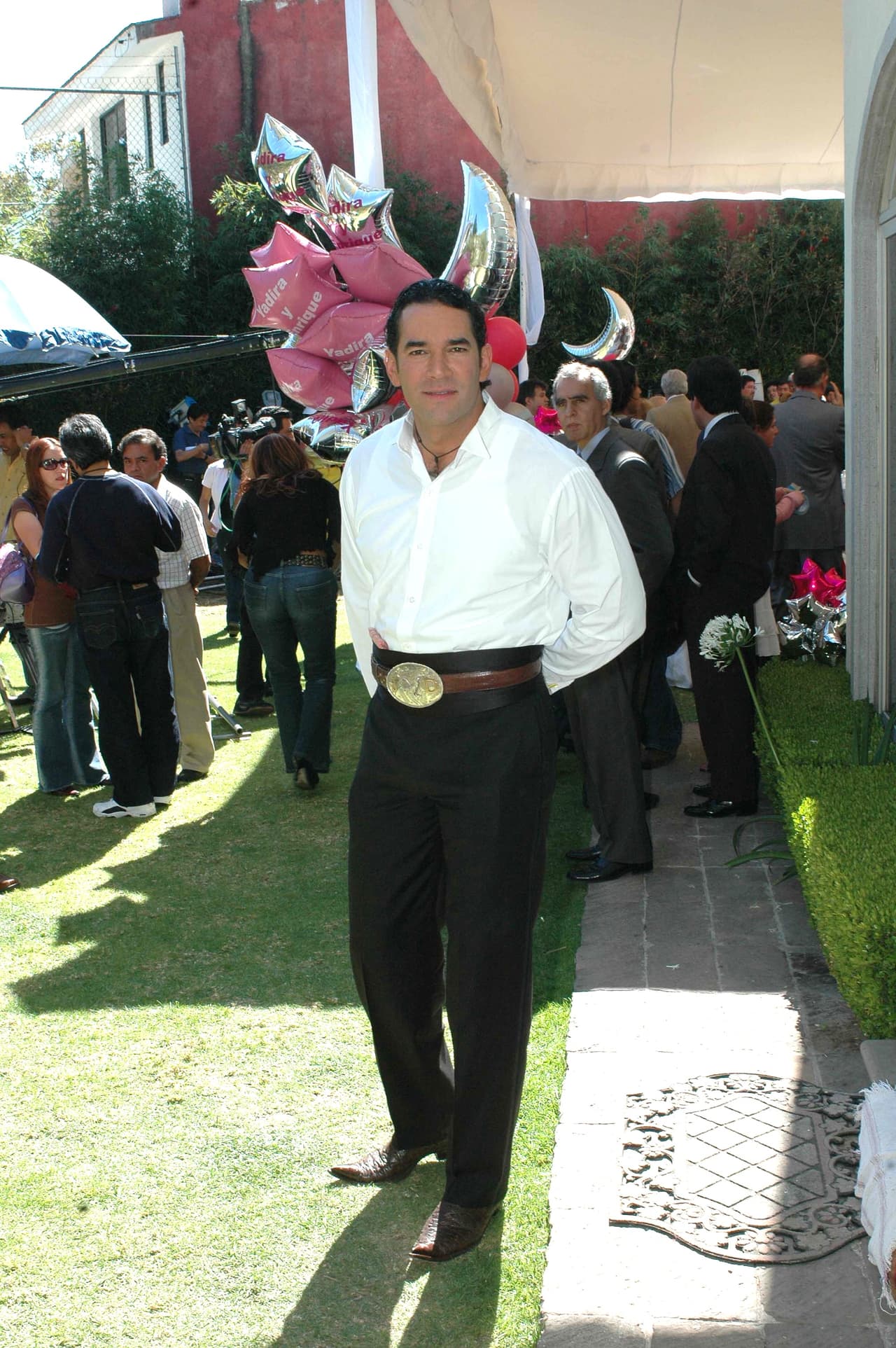 Juan entra a trabajar como chofer a las empresas Farell. Y ahí conoce a la mujer que de verdad le robará el corazón.