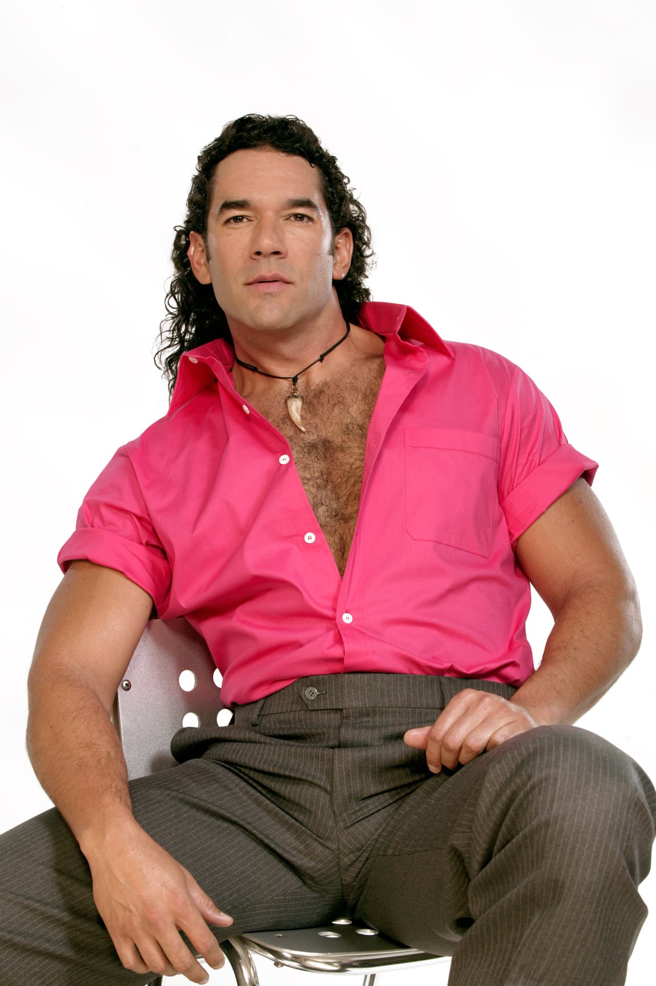 Con tal de estar cerca de la mujer que ama, Juan se convertirá en su confidente.