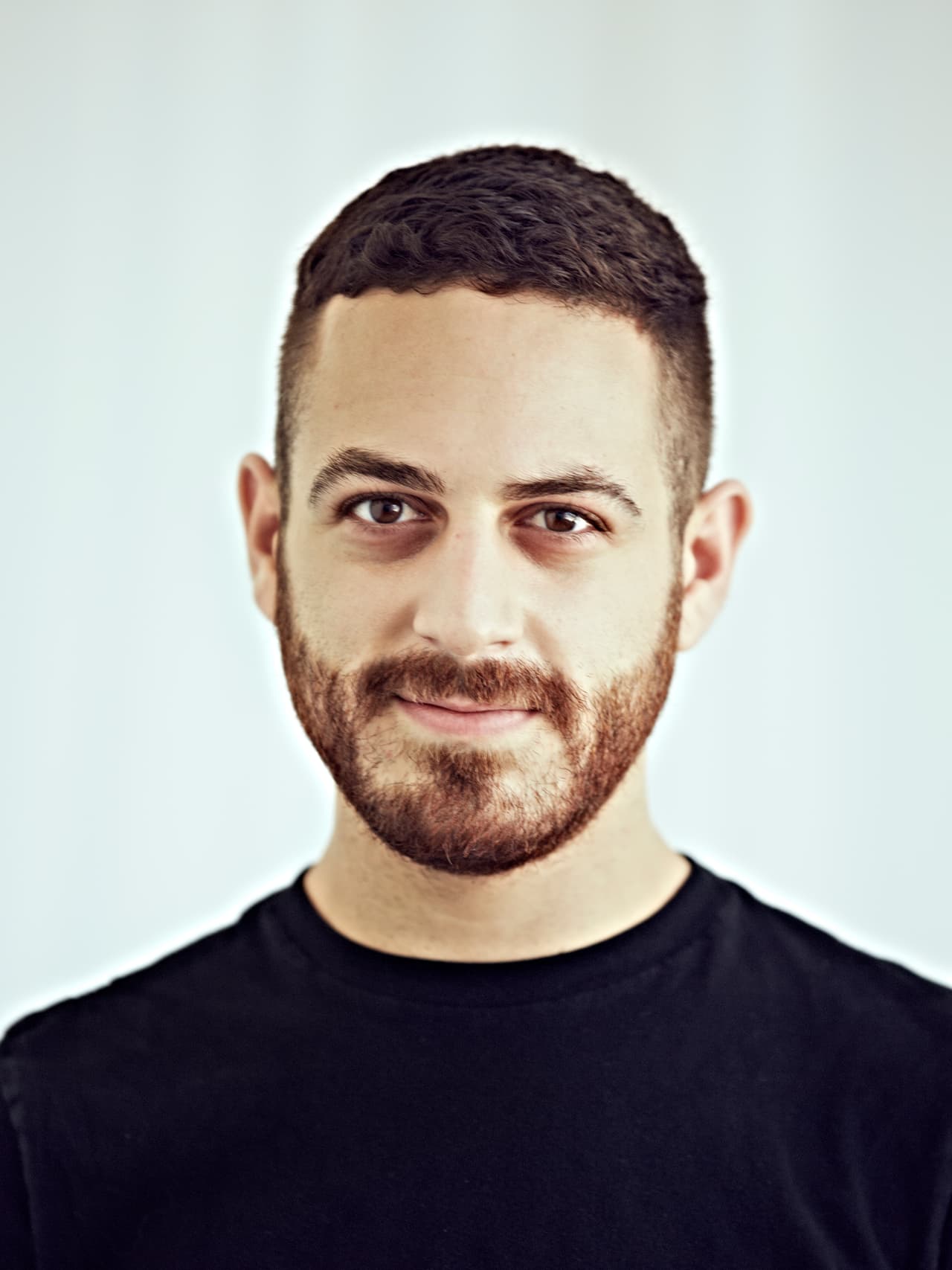 Ben Medansky Estados Unidos benmedansky.com Originario de Arizona, este ceramista formado en Chicago se mudó a Los Angeles en 2010. Ahí trabajó bajo la tutela de varios artistas antes de abrir su propio estudio en 2012, cuando tenía apenas 24 años. Sus piezas experimentan con la creación de formas fuertes con materiales frágiles.