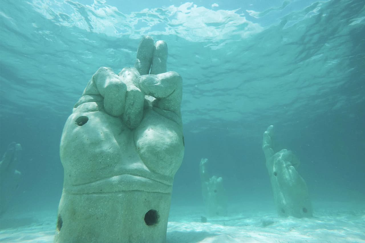 200 toneladas, 420 metros cuadrados y más de 500 esculturas bajo el agua. Esas son las cifras hasta ahora del Museo Subacuático de Arte (MUSA), ubicado entre Cancún e Isla Mujeres. El proyecto parte de la idea de generar un hábitad para el crecimiento de corales, además de hacer consciencia sobre todo lo que el ser humano vierte a los mares. Las esculturas de esta fotografía pertenecen al artista cubano Elier Amado Gil.